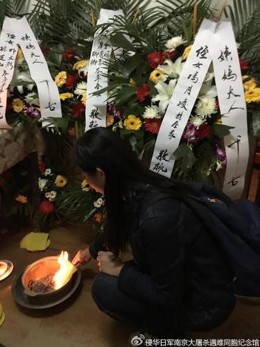 [又一位南京大屠殺幸存者去世 為不應沉沒的真相轉(zhuǎn)發(fā)！]據(jù)@侵華日軍南京大屠殺遇難同胞紀念館10日晚，任靜萍老人靜靜地走了。當年南京淪陷后，她被日軍的炮彈炸傷，尾骨受傷，父親下落不明…隨著任奶奶的去世，登記在冊的南京大屠殺幸存者僅剩下111位。他們，每一個都是鐵證！轉(zhuǎn)發(fā)，讓真相永不沉沒！
