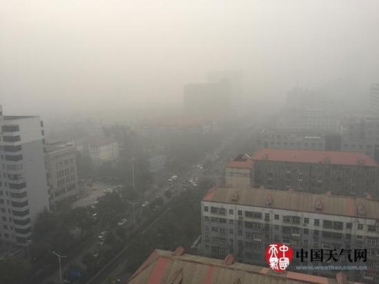 昨天上午9時(shí)，石家莊市區(qū)能見度僅100米，交通擁堵。（高貝貝 攝影）