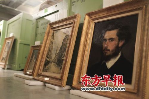 展覽現場擺著剛被開箱取出的畫作。右邊這幅莫奈肖像是卡羅呂斯·迪朗所畫,左邊是戎金的作品《亞維農》,它們都是莫奈收藏的朋友作品。早報記著 高劍平 圖