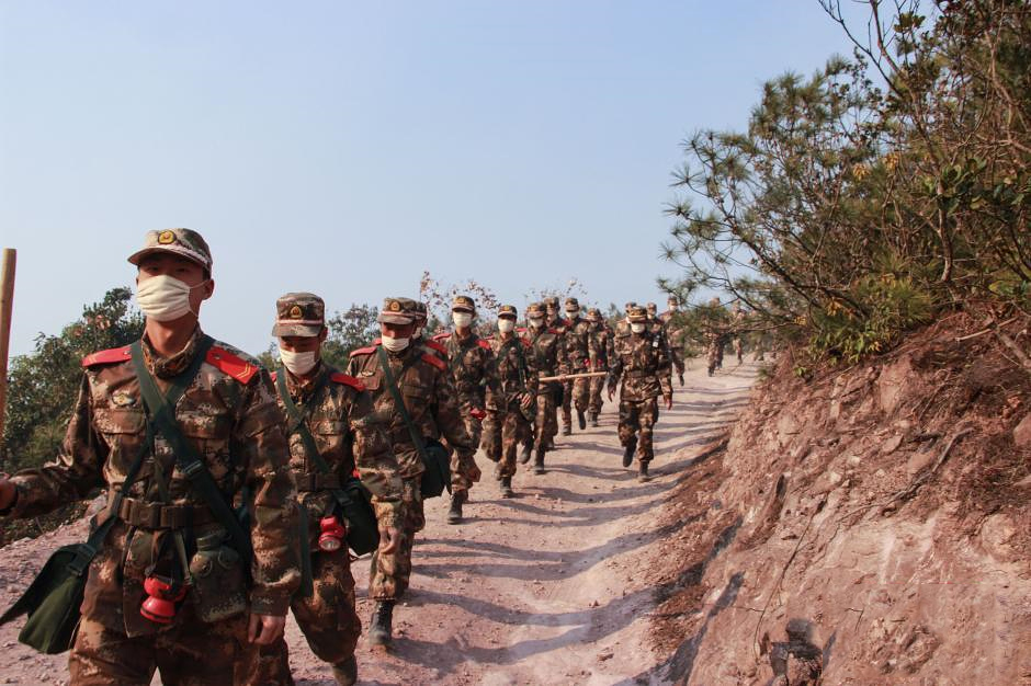 云南楚雄突發森林大火-近4000人撲救4