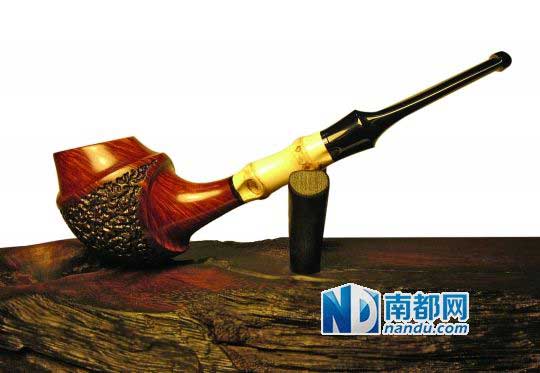 游能設(shè)計和制作的第一把純手工煙斗——骨氣斗。