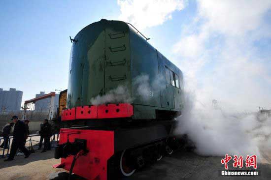 2月20日,火車司機登上“古董級”火車——Z151型蒸汽抓斗吊車。