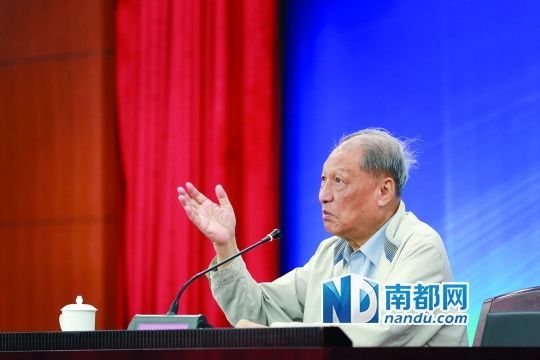 昨日廣東職工大講堂上，成思危主講經(jīng)濟(jì)發(fā)展如何惠及民生。 南都記者 林宏賢 攝