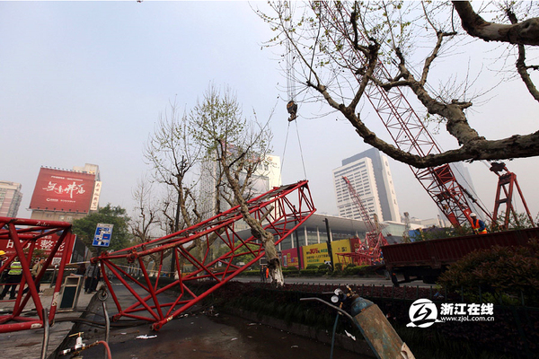 杭州市中心武林廣場(chǎng)塔吊倒塌-已致一人死亡-4