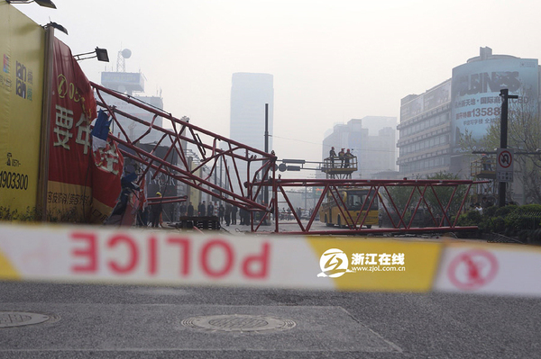 杭州市中心武林廣場(chǎng)塔吊倒塌-已致一人死亡-3