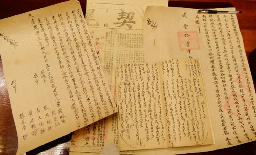 這是4月28日拍攝的百年契約和賬本。