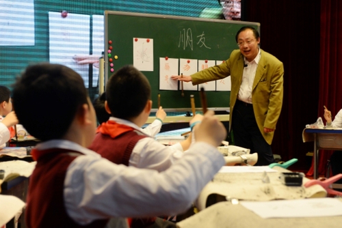 4月29日,在上海市第一師范附屬小學,書法名家張信教孩子們握毛筆的正確方法。 4月29日,在上海市第一師范附屬小學,書法名家張信教孩子們握毛筆的正確方法。
