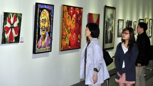 5月3日，觀眾在兩岸藝術名家交流展上參觀。