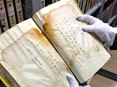 　4月30日，吉林省檔案館庫房內，趙玉潔展示一冊檔案，庫房內恒溫恒濕，每天都會有例行的安全檢查。新京報記者 盧美慧 攝
