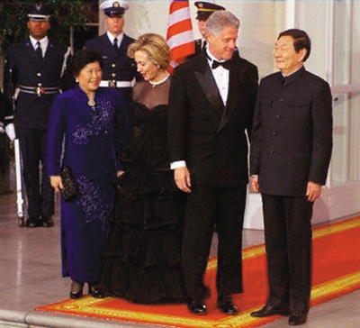 1999年，時任國務院總理朱镕基訪美，夫人勞安隨行。克林頓夫婦在白宮舉行晚宴。