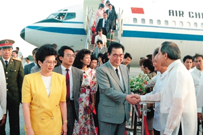 1990年12月，時任國務院總理李鵬和夫人朱琳及其一行對菲律賓進行了正式友好訪問。
