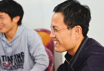 湖北團(tuán)省委學(xué)校部部長徐本禹（右）和母校華中農(nóng)業(yè)大學(xué)“本禹志愿服務(wù)隊(duì)”隊(duì)員在一起。