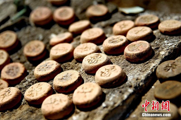 秦皇島修復明長城發現泥土象棋2