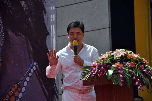 著名收藏家、松花江美術館館長康意江在開幕式上發言 著名收藏家、松花江美術館館長康意江在開幕式上發言