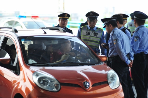 5月8日，民警在浦東機(jī)場(chǎng)閘道口隨機(jī)對(duì)車輛進(jìn)行檢查。