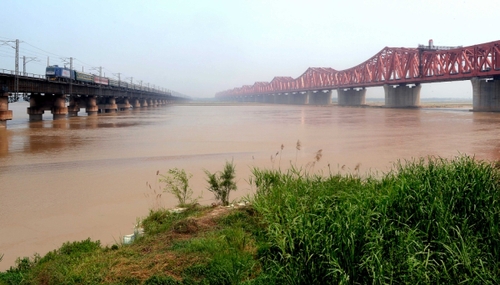 左側是即將“退役”的京廣鐵路鄭州黃河大橋，右側是新建的鄭焦城際鐵路黃河大橋（5月8日攝）。