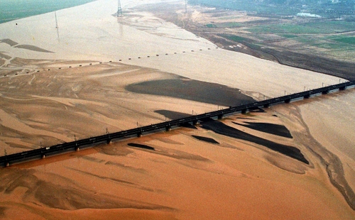 從空中拍攝的京廣鐵路鄭州黃河大橋（資料照片，1989年攝）。