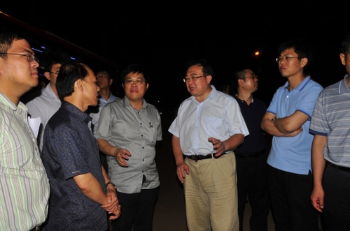 5月18日，中國政府工作組組長、外交部部長助理劉建超（中）在越南河靜省永安港詢問情況。