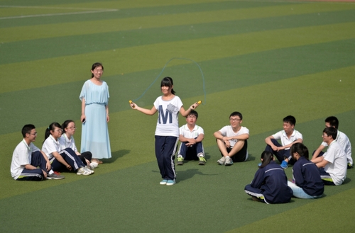 5月20日，河北邢臺(tái)一中高三畢業(yè)班的學(xué)生在操場(chǎng)上做運(yùn)動(dòng)。