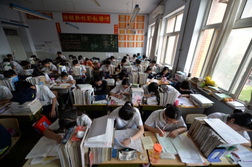 5月20日，河北邢臺(tái)一中高三畢業(yè)班的學(xué)生在教室內(nèi)復(fù)習(xí)備考。