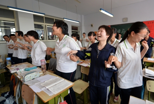 5月20日，河北邢臺(tái)一中高三畢業(yè)班的學(xué)生利用課余時(shí)間在教室里做減壓游戲。