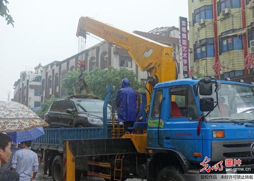 　2014年5月25日，湖南省邵東縣縣城因暴雨發(fā)生內(nèi)澇，車(chē)輛積水被淹后救援。