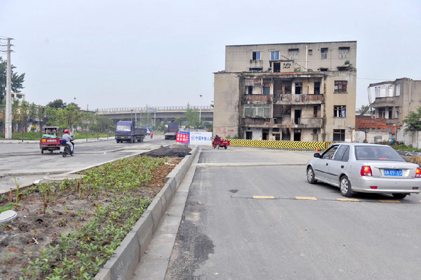 成都現(xiàn)最牛“釘子戶”-半幅公路被腰斬3