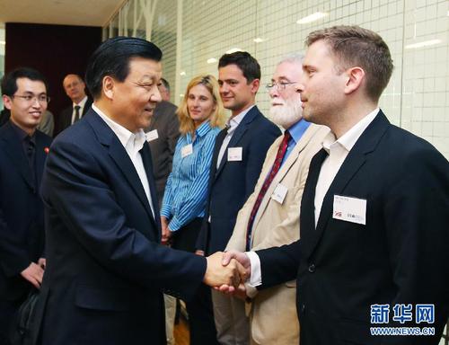 6月11日，正在丹麥進行正式訪問的中共中央政治局常委、中央書記處書記劉云山在哥本哈根出席“歐洲學者眼中的中國共產黨”國際研討會。這是研討會前，劉云山與歐洲學者握手。新華社記者姚大偉攝