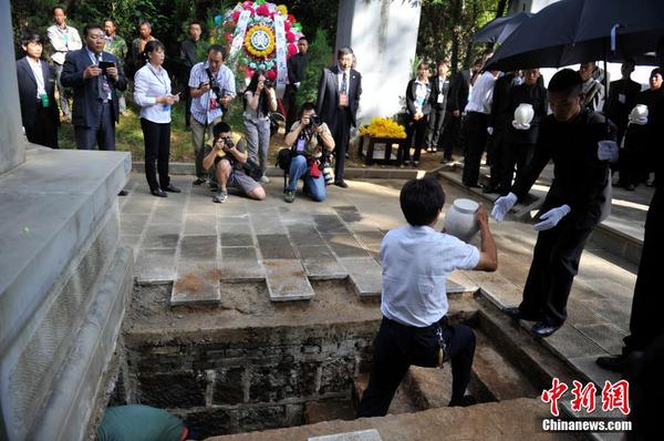 6月12日，2014“中國遠征軍抗日陣亡將士”公祭活動在云南騰沖舉行，從緬甸尋取的中國遠征軍抗日陣亡將士部分遺骸，歸葬在騰沖國殤墓園中國遠征軍抗日陣亡將士墓。中新社發 劉冉陽 攝1