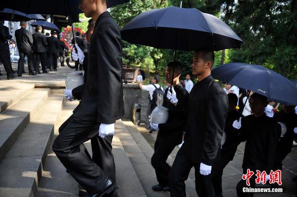 6月12日，2014“中國(guó)遠(yuǎn)征軍抗日陣亡將士”公祭活動(dòng)在云南騰沖舉行，從緬甸尋取的中國(guó)遠(yuǎn)征軍抗日陣亡將士部分遺骸，歸葬在騰沖國(guó)殤墓園中國(guó)遠(yuǎn)征軍抗日陣亡將士墓。中新社發(fā) 劉冉陽(yáng) 攝3