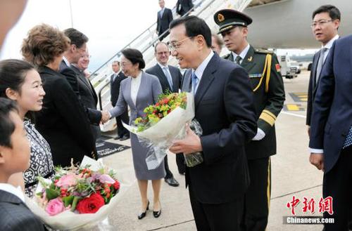 6月16日，中國國務院總理李克強乘專機抵達倫敦，開始對英國進行正式訪問。李克強夫人程虹同機抵達。中新社發 劉震 攝