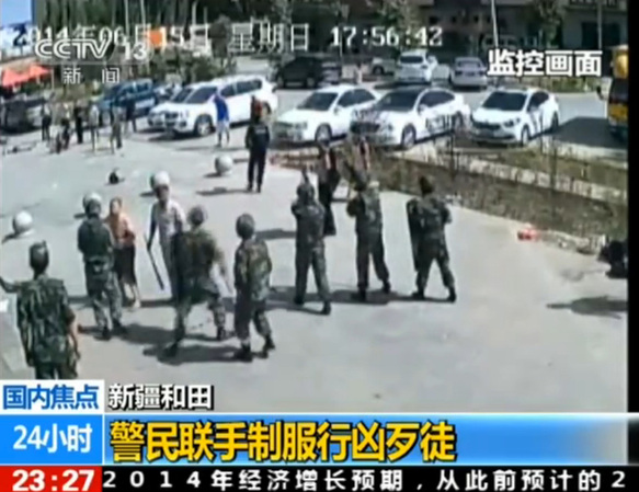 警察趕來，民眾急忙向其解釋情況