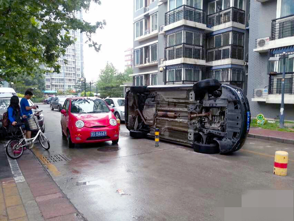 車輛因堵住小區道路被居民開車撞翻-2