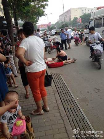 @人民警察張匯濤【你躺我也躺】6月19日上午，在禹州市紅場附近出現(xiàn)了戲劇性的一幕：一老太太騎車碰了別人停放在路邊的，準(zhǔn)備溜之大吉時(shí)，讓車主追上了，老太太靈機(jī)一動，躺下了。車主一看某法弄了，你躺我也躺。蜀黍感言：也許一句對不起就什么問題就解決了，地上很燙，傷不起啊1