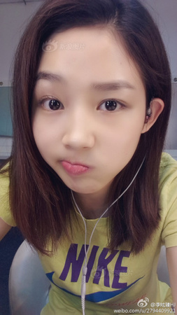她同時回憶到，上中學(xué)的時候，韓國學(xué)校的足球部（中學(xué)內(nèi)的足球俱樂部）異常受到歡迎，正在進行的巴西世界杯，韓國國家隊第一場比賽戰(zhàn)平俄羅斯隊，下場的對手也不弱，卻成了亞洲球隊為數(shù)不多的希望。