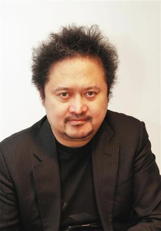 張元，1963年生于江蘇，從北京電影學院畢業后，個人集資獨立制片，被稱為中國第六代著名導演，曾被美國《時代周刊》推選為“21世紀世界百名青年領袖”之一。其代表作品有《東宮西宮》、《綠茶》等。
