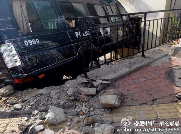 特巡警一輛車執行任務返回單位途中，駕駛人因避讓車輛操作不當，導致車輛失控。