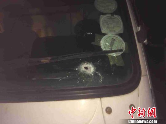 兩中國人駕駛的貨車被匪徒用AK47掃射后留下的彈孔。　南非華人警民合作中心 供圖　攝
