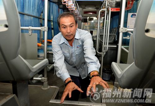 公交車司機(jī)歐陽(yáng)農(nóng)藝向記者講述制服“公交色狼”的經(jīng)過(guò)。
