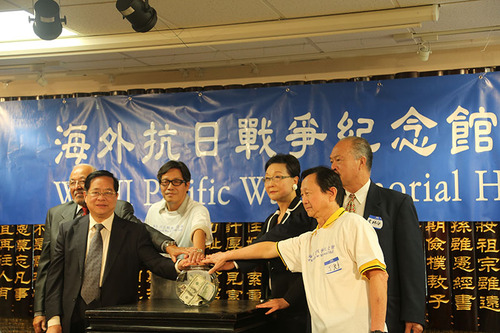 海外抗日戰爭紀念館發起人方李邦琴（左四）、中國駐舊金山總領館總領事袁南生（左二）美國飛虎隊歷史委員會主席詹姆斯·懷特（左一）及其他籌備委員會成員共同啟動海外抗日戰爭紀念館。（人民網 韓莎莎攝）