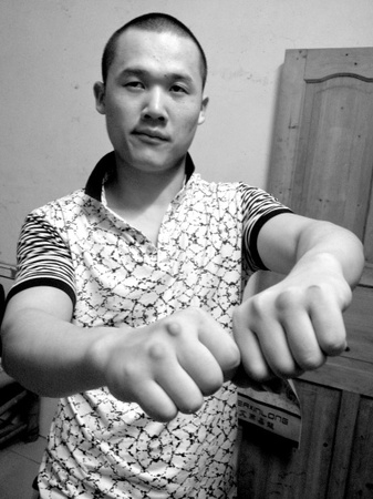 歐陽(yáng)佳獄中捶墻，雙手磨出繭子。
