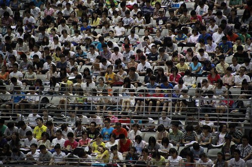 7月15日，山東濟南，3500名大學生在體育館上考研輔導課。