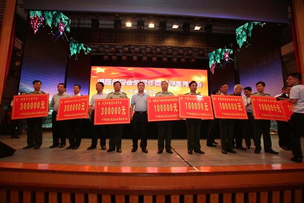 援疆捐贈(zèng)暨書(shū)畫(huà)創(chuàng)作展等系列文化公益活動(dòng)在烏市舉行。4圖為中華援疆發(fā)展基金籌備委員會(huì)向新疆維穩(wěn)一線(xiàn)公安干警、解放軍和武警部隊(duì)捐贈(zèng)慰問(wèn)金