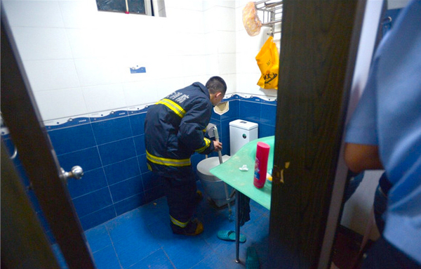 女子網購一條蛇當寵物-見實物被嚇壞求助警察7