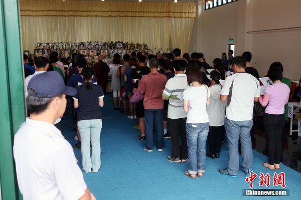 7月25日，臺灣澎湖空難罹難者家屬在靈堂吊唁。