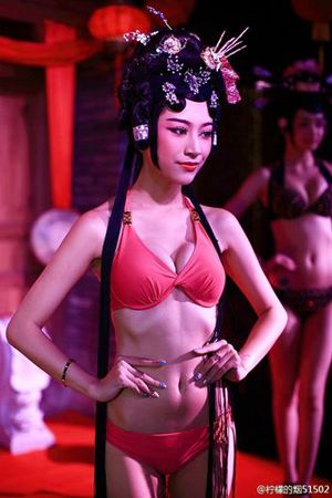 　　女模特身著比基尼，頭部卻是戲曲扮相(網(wǎng)友“檸檬的煙”供圖)