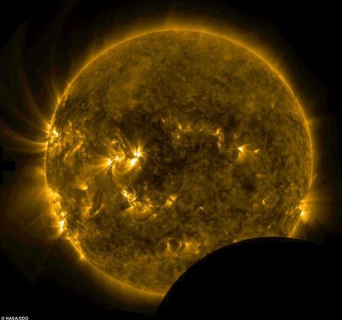 月球從NASA的“太陽動(dòng)力學(xué)天文臺(tái)”與太陽之間經(jīng)過，遮住了太陽的一部分。