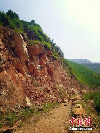 8月6日，地震造成的山體大面積滑坡。中新社發 楊光振 攝