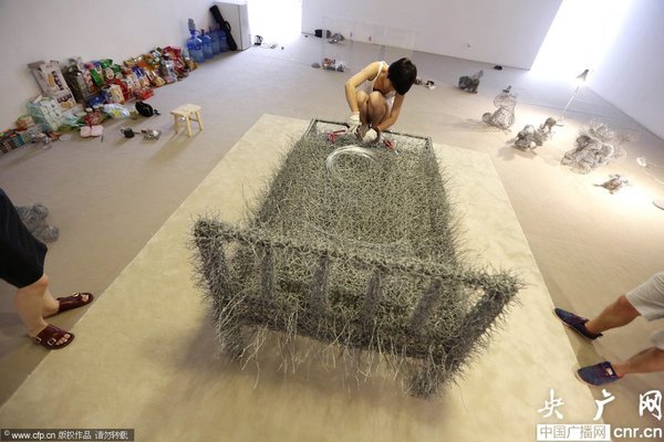 據(jù)了解，從8月9號到9月13號，周潔將在北京現(xiàn)在畫廊的展廳里睡在鐵絲床上。一張未完成鐵絲扎成的單人床、一堆鐵絲編織的“毛絨玩具”半成品，維持一個多月的食物、手機等等，周潔將與這些東西為伴生活36天。