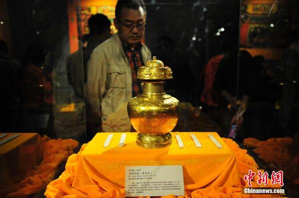 圖為乾隆時期頒發的、用于“金瓶掣簽”、確定活佛轉世靈童的“金本巴瓶”唯一復制品。